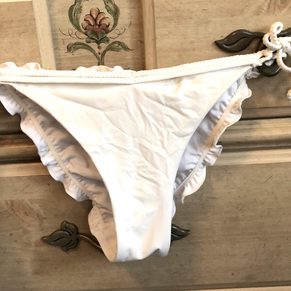 Bikinis - Picture 2 of 6